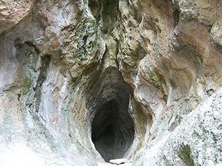 Русские туристы открыли чудодейственное свойство пещеры Утробата в Кырджали.